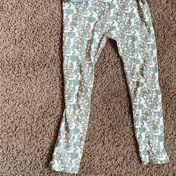 Kate Quinn Outfit - Picture 2 of 2